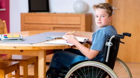 Spina bifida (offener Rücken) kann zu Lähmungen führen
