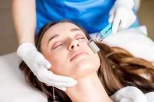 Micro Needling gegen Aknenarben