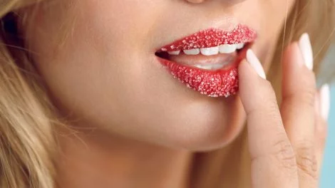 Peeling gegen spröde Lippen selber machen – So einfach und günstig kann Lippenpflege sein