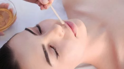 Damenbart mit Sugaring entfernen