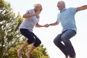 Warum Trampolinspringen für Senioren gut ist