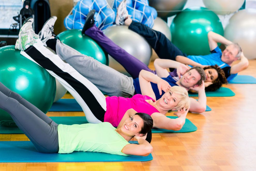 10 effektive Gymnastikballübungen für den Bauch