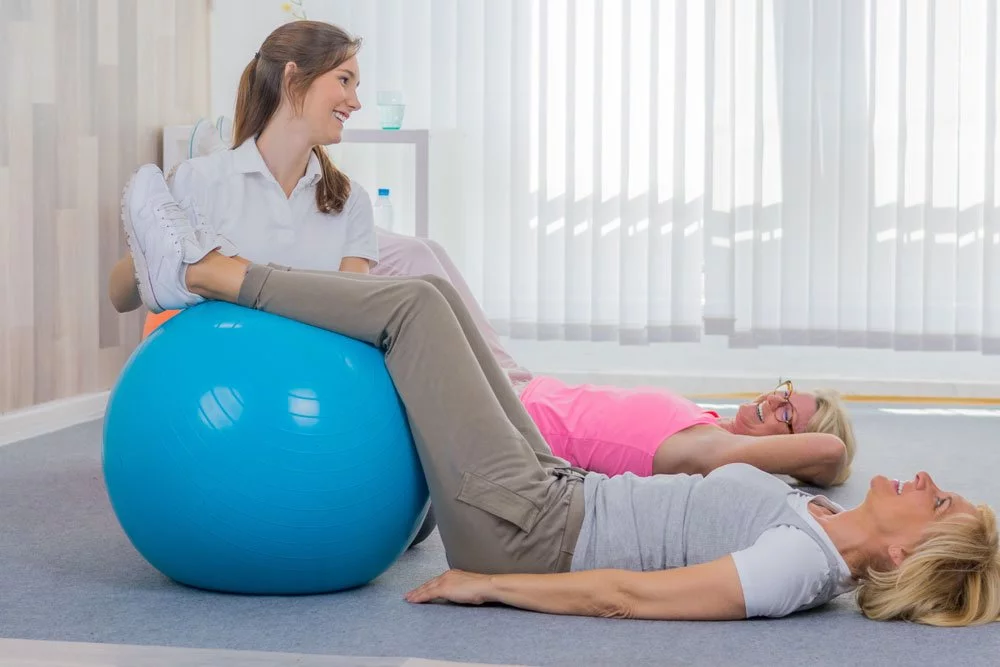 Sit ups mit Gymnastikball