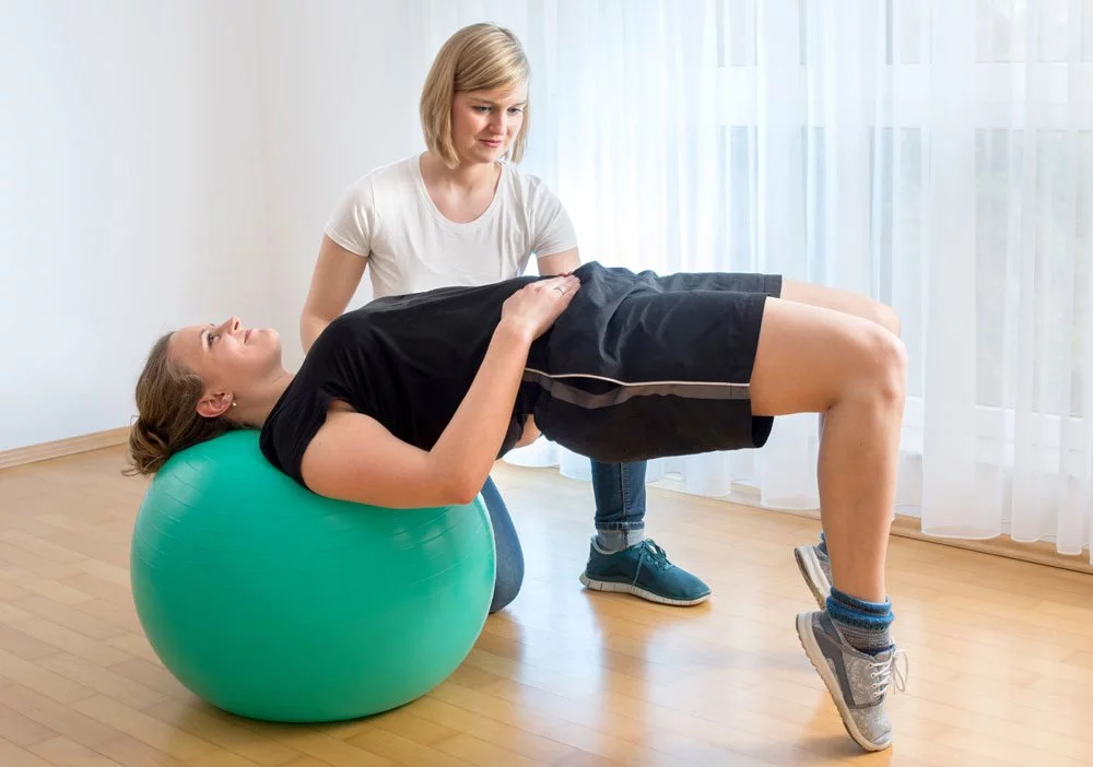 © Werner - Fotolia.com Straffer po Übungen mit Gymnastikball - Beckenlift