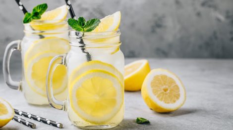 Wasser mit Früchten als Detox-Getränk