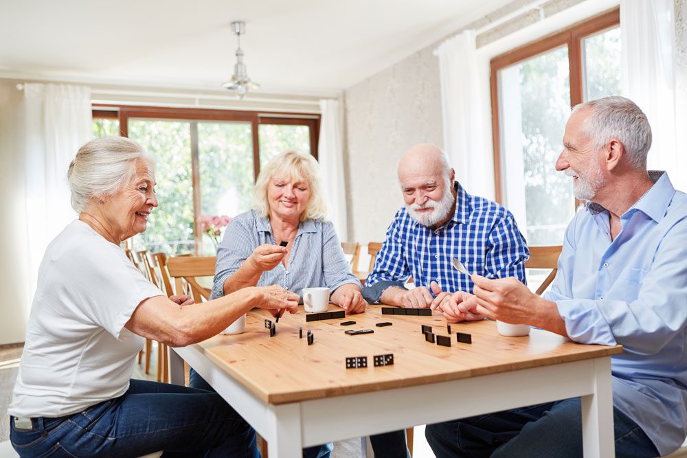 Senioren-WG beim Spielen.