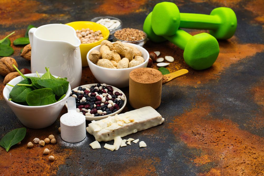 Hanteln und proteinreiche Lebensmittel Proteine