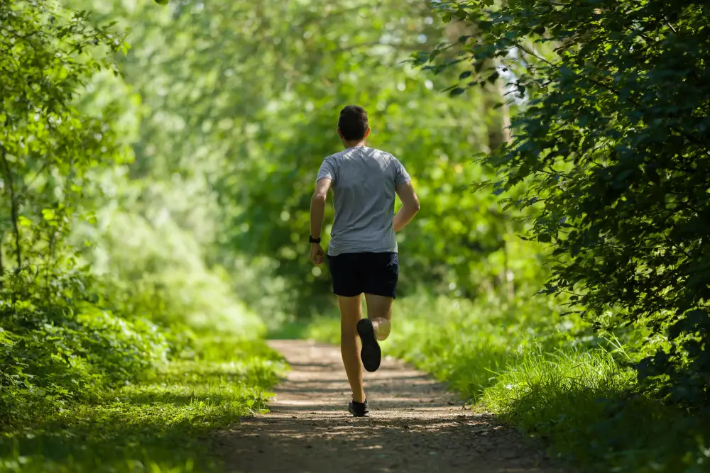 Mann beim Joggen durch den Wald Erektionsstörungen behandeln