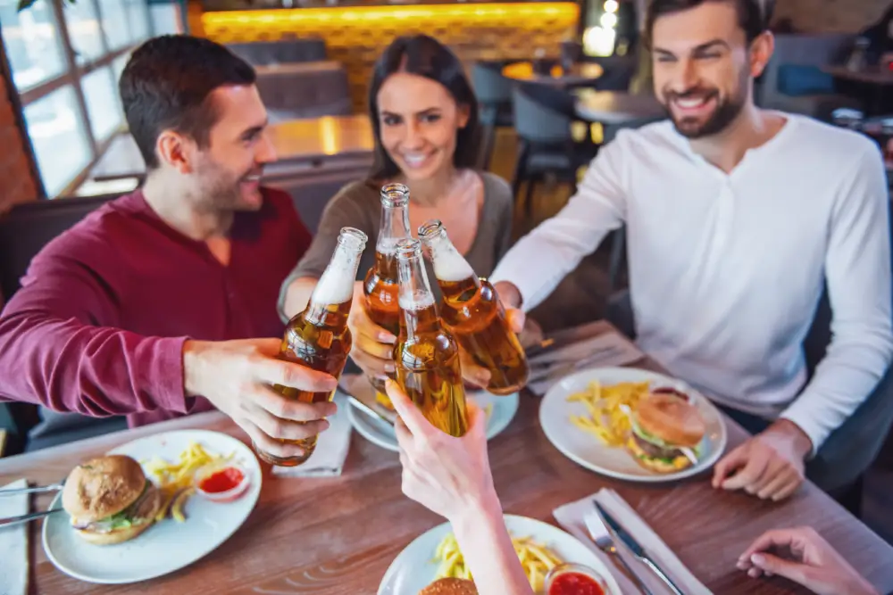 Freunde in einem Restaurant Erektionsstörungen Ursachen
