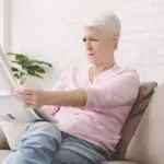 Alterssichtigkeit – Ursachen, Symptome & Behandlungsmöglichkeiten